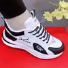 Zapatos Deportivos de Malla 2026 Transpirables Estilo Coreano Zapatos para Correr para Parejas Hombres y Mujeres Zapatos para Papá Nuevo Suela Suave Zapatos Fly-Knit Venta al por Mayor