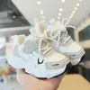 Tênis Respirável Infantil Estilo Pai 2026 Primavera e Outono Novo Estilo Tênis de Corrida Casual Leve para Meninos Sapatos Brancos Macios para Meninas