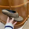 Sandalias de Moda Chuyuji de Nicho con Tachuelas y Clip para Dedo del Pie para Mujer 2026 Nuevo Estilo de Verano Estilo Vacacional Planas Antideslizantes para Exteriores
