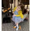 Conjunto de Roupa de Primavera para Meninas Estilo Coreano 2026 Novo Modelo, Item Quente da Moda deste Ano, Cardigã Amarelo Super Bonito e Vestido de Alça com Renda