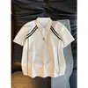 2026 Verano Nueva Camisa Polo Rayada Retro Americana para Hombre con Diseño Desconstruido de Alta Resistencia Camiseta de Manga Corta para Hombre de Moda