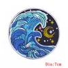 Adesivos de tecido redondos com ondas de desenho animado direto da fábrica DIY baleia personalidade criativa com revestimento adesivo patch de bordado