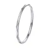 Anillo de Pareja con Patrón de Rombo Casual y de Moda Anillo Sencillo Anillo de Unión Joyería Apilable de Acero de Titanio Delgado en Forma de V Sin Decoloración Para Mujer