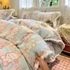 2026 Nuevo Juego de Ropa de Cama de Leche con Pompón Estilo Lindo, Funda de Edredón, Sábana Ajustable, Juego de Cuatro Piezas