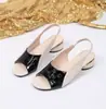 Zapatillas frescas de punta abierta de talla grande para usar al aire libre, cuero suave, estilo nuevo, sandalias tipo pez transfronterizas para mujer, tacón medio, tacón grueso, fabricante, zapatos individuales, estilo europeo americano