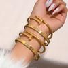 Pulseira dourada em aço inoxidável com detalhes transfronteiriços, combina com unhas cravejadas, pulseira fina de cintura com trevo e braceletes dourados.
