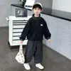 Conjunto otoñal moderno y genial para niños 2026 nuevo y elegante conjunto casual de dos piezas con sudadera de cuello alto y pantalones con estampado de leopardo para niños