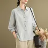 Foto real de camisa a rayas para mujer con cuello camisero, casual, versátil, corte holgado, adelgazante, nueva camisa de manga larga estilo coreano de otoño