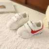 Zapatos Deportivos Infantiles 2026 Primavera y Otoño Nuevo Estilo Zapatos Casuales de Velcro para Niños Estilo Coreano Zapatos Forrest Gump para Niñas Zapatos de Suela Blanda