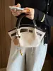 Bolso de mano retro de nicho súper popular para mujer, nuevo bolso tote pequeño cruzado versátil de verano 2026 para el trabajo y los desplazamientos