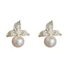 Moda Coreana y Japonesa Estilo Fresco Pendientes de Flor de Trébol y Perla Delicados y Exquisitos Lujo Ligero Dulce Diseño Versátil Pendientes para Mujer