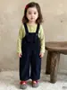 Conjunto de dos piezas de otoño estilo coreano para bebés y niños pequeños: camiseta interior verde aguacate + overol de pana para niñas