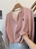Cardigan de Tricô Bordado em Lã Novo Primavera/Outono 2026 Roupa Externa Feminina Suéter de Lã Gola Redonda Cardigan de Botão Versátil