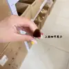Pincel Triangular para Iluminador com Cerdas de Pelo de Lobo Amarelo Pincel para Iluminador Matte Pincel de Maquiagem Angular Plano com Pelo Animal