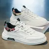Tênis casuais masculinos de cano baixo 2026 novo popular de outono tênis leves versáteis sapatos brancos de sola macia para homens