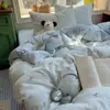 Juego de ropa de cama de cuatro piezas para maternidad e infancia Clase A, sábana de algodón lavado imitación algodón antibacteriana, funda de edredón, sábana bajera, juego de tres-cuatro piezas para dormitorio individual de estudiante