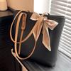 Bolsa de Grande Capacidade para Mulheres, Versátil de Outono 2026 Nova Bolsa de Ombro Casual, Bolsa para Aula de Estudante Universitário, Bolsa Tote para o Dia a Dia