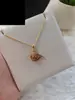 Acessórios de pingente de zircônia, disponíveis em uma variedade de estilos, oferecem um toque de luxo discreto.. Nós vendemos por atacado colares, brincos e outros acessórios, e também oferecemos opções de personalização e DIY.