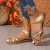 Sandálias rasteirinhas douradas de tiras trançadas, novo estilo, tamanho plus size, para mulheres, com tiras cruzadas, design de bico aberto e fecho de velcro, adequadas para uso externo e na praia