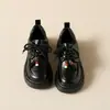 Sapatos Loafer de Solado Grosso para Mulheres 2026 Primavera Novos Retro Bico Largo com Cadarço Sapatos Pretos Estilo Britânico Sapatos Pequenos de Couro