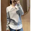 Cuello de camisa con diseño de patchwork de color contrastante, creando un look de dos piezas falso. Nueva colección de mujer primavera 2026: un top relajado, versátil y elegante