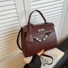 A bolsa retro popular deste ano para mulheres 2023 nova moda outono e inverno bolsa mensageiro feminina texturizada portátil Kelly