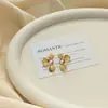 Aretes de botón de flor de oro irregular de tres pétalos con perla, aretes retro de lujo ligero, temperamento de nicho, aretes dulces para mujer, flores