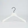 Percha de Plástico Negro Colgador de Ropa para Pantalones Venta al por Mayor Tienda de Ropa Percha Especial para Ropa Colgador de Ropa para el Hogar Tendedero Sin Costuras Logo de Niños