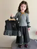 Ropa infantil nueva y elegante para primavera y otoño de 2026: un conjunto informal de tres piezas a la moda para niñas, perfecto para usar a principios de otoño