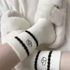 Meias femininas de outono e inverno até a panturrilha, com tema de desenho animado, forradas com fleece para aquecimento, espessadas, apresentando designs fofos de cachorrinhos, adequadas para usar em casa e com um lindo padrão jacquard.