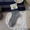 Sapatos Shang Meias de Algodão Femininas Estilo Coreano Bordado de Desenho Animado Meias Amontoadas Cor Azul Cinza Color Blocking Malha Laço Etiqueta de Tecido Meias de Algodão Sem Costura