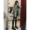 Trench Coat Estiloso 2026 Estilo Coreano para Mulheres Baixas, Jaqueta Nova de Outono com Toque de Luxo, Trench Coat de Comprimento Médio para Mulheres
