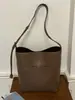 Bolso Maillard de alta gama para mujer, nuevo bolso popular de hombro y cruzado para otoño e invierno 2026, bolso tipo cubo de moda vintage