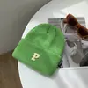Chapéu de tricô versátil estilo japonês ins com ponta fechada de lã quente para o frio chapéu masculino estilo coreano chapéu com letra P feminino outono e inverno Yupi moda