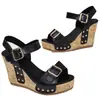 Sandalias de talla grande transfronterizas 2026 verano nuevo estilo correa de hebilla sandalias con remaches punta abierta tacón de cuña plataforma impermeable sandalias cosidas