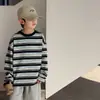 Camiseta de manga larga para niños, nuevo estilo otoño 2026, top a rayas para niños mayores, camiseta básica para niños con un look genial y moderno