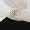 ¡Fashionista! Pendientes de botón de flor hueca de circón, elegantes y versátiles, pendientes de lujo ligero de alta gama para mujer, venta al por mayor