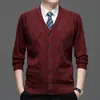 Cardigã de tricô novo para outono e inverno de homens de meia-idade e idosos, com padrão bordado, dois bolsos, manga longa, gola V, casaco de pai