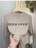Moda estilo europeo, camiseta básica con hombros normales, un artículo popular de principios de otoño, con color rojo Ankara y cuello semi-alto, de manga de tres cuartos.