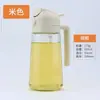 Dispensador de aceite de doble propósito con una botella de vidrio de gran capacidad, que cuenta con un asa para transportarlo fácilmente, un diseño sellado para prevenir fugas y una boquilla de pulverización para una aplicación de aceite tipo niebla.