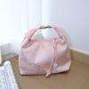 Uma Bolsa de Mão Simples e Elegante em Seda Bordada Estilo Chinês Combinada com uma Bolsa de Mão Rosa Suave Estilo Hanfu Dumpling e uma Saia Mamian