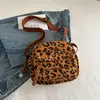 Bolso cruzado de moda de un solo hombro 2026 Invierno Nuevo Versátil Estilo Ins Popular Casual de Nicho Retro