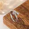 Anillo de Luz de Zirconia Incrustada en Oro Real Chapado en Cobre Transfronterizo Europeo y Americano Lujo Ligero Sensación de Alta Gama Anillo para el Dedo Joyería de Mano Versátil Fabricante Venta al por Mayor en Stock