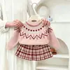 Conjunto de punto Fair Isle para niña de otoño e invierno, que incluye gorro de punto, suéter y prenda exterior, combinado con una falda plisada - un atuendo de dos piezas