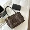 Bolsa Tote Estampa de Leopardo Feminina 2026 Outono Nova Grande Capacidade para o Trabalho Bolsa de Ombro Estilo Coreano Tendência da Moda Bolsa de Mão
