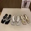 Chanclas de moda y con estilo con diseño de tira entre los dedos, tacones finos y suela suave para un uso cómodo en verano. Nuevo estilo con adornos de pedrería