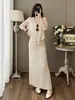 Conjunto casual de dos piezas de punto con cuello en V para mujer, que incluye un top holgado de manga larga y una falda larga de cintura alta y corte fluido, creando un look elegante y con estilo.