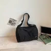Bolsa de yoga ligera y transpirable para mujer, bolsa deportiva y de fitness de color sólido de moda de nicho, bolso de mano de gran capacidad, bolso cruzado de mano