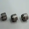 Tuerca estriada de acero inoxidable mecanizada no estándar con nervaduras diagonales, moldeada por inyección de plástico, pre-incrustada, tuerca de hardware incrustada a presión