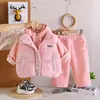Conjunto de invierno para niñas 2026 nuevo estilo, chaleco grueso y moderno para bebés niñas, ropa de invierno para niños, conjunto cálido de tres piezas, venta al por mayor